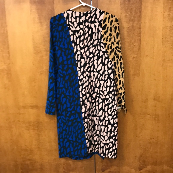 Fitted sheath Dress with long sleeves. - Picture 2 of 8